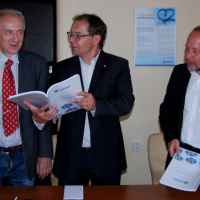 obrázek k Místostarosta Josef Janeček, krajský radní pro zdravotnictví Ladislav Valtr a starosta Radomil Kašpar při jednání