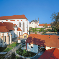 obrázek k Chrám Povýšení sv. Kříže s farními budovami a kaplí sv. Markéty, která se zachovala jako pozůstatek někdejšího augustiniánského kláštera