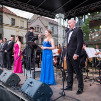 obrázek k Opera pod májovým nebem