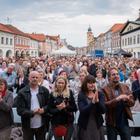 obrázek k Opera pod májovým nebem