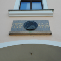 Stezka po bronzových deskách, bustách a pamětních deskách