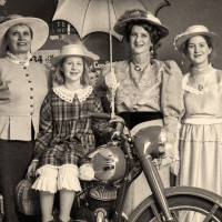 obrázek k Nejkrásnější klobouk 2. místo: Jitka Sklenářová, Lenka Gregorová, Štěpánka Sklenářová a Kateřina Sklenářová