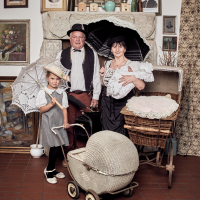 obrázek k 2. místo_nejkrásnější lázeňský kostým_2025_Jitka Kudrnová, Josef Kudrna a Mgdalena Rezková