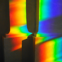 obrázek k Sloup s odraznou plochou vytváří v kostele Nalezení sv. Kříže za určitých světelných podmínek duhu