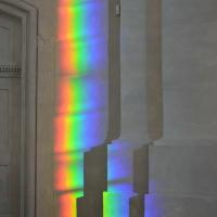 obrázek k Sloup s odraznou plochou vytváří v kostele Nalezení sv. Kříže za určitých světelných podmínek duhu