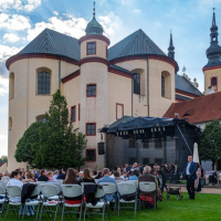Opera pod májovým nebem