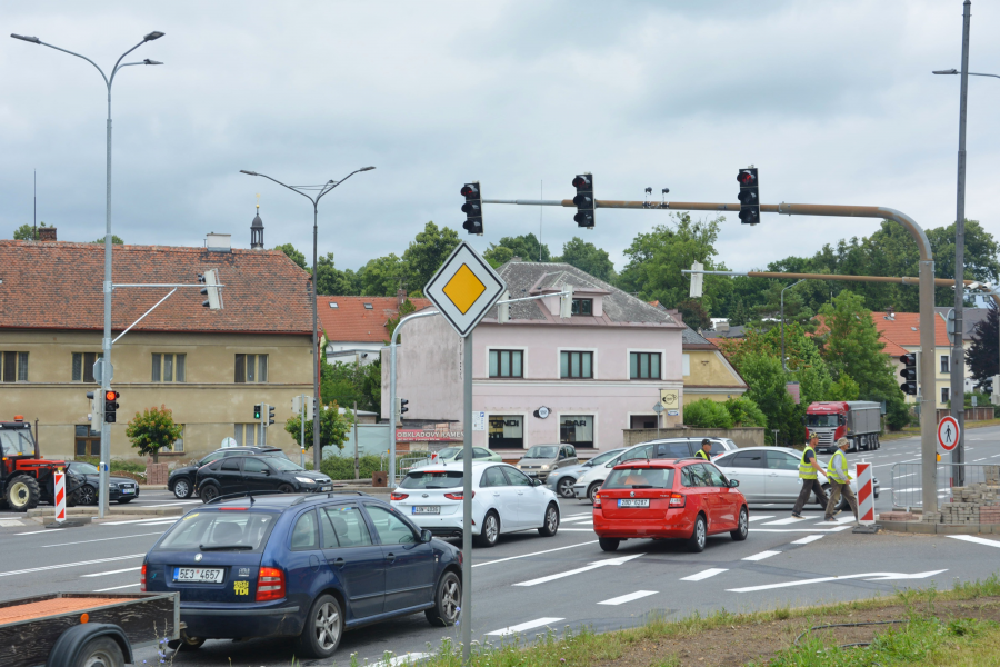 obrázek k Modernizovaná světelná křižovatka umožní plynulejší průjezd městem