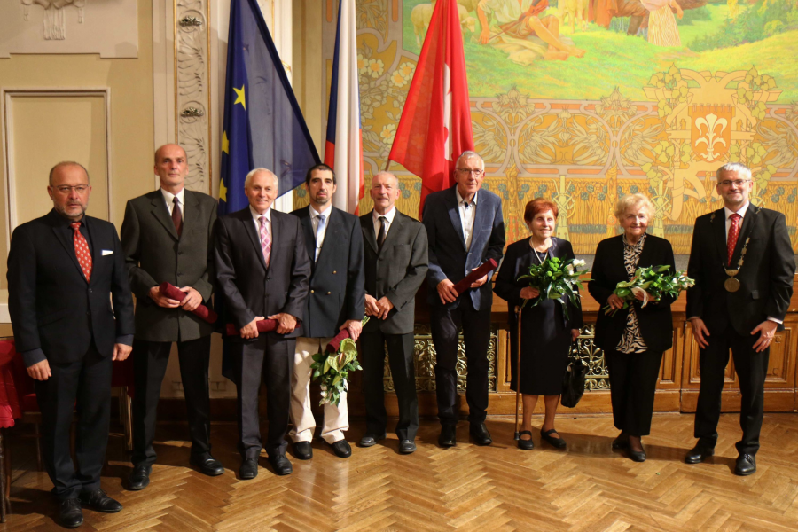 obrázek k místostarosta Radomil Kašpar, Karel Novotný ml. (převzal cenu za svého otce Karla Novotného), Petr Doseděl, Jiří Smékal, Stanislav Cimburek, Jan Kubíček, Eva Maršová, Blanka Brůnová a starosta Daniel Brýdl