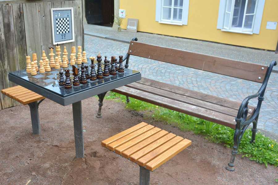 šachové stolky z participativního rozpočtu