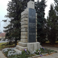 Památník obětem světových válek před sokolovnou v Litomyšli