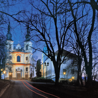 obrázek k Kostel Nalezení sv. Kříže a budova bývalého piaristického gymnázia (dnes Regionální muzeum), vpravo radniční věž 