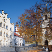 obrázek k Uprostřed Toulovcova náměstí stojí kostel Rozeslání sv. Apoštolů, novogotická stavba vlevo je modlitebna Církve československé husitské   