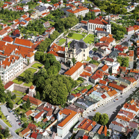 obrázek k Pohled na zámecký areál (vlevo), Klášterní zahrady s kostelem Nalezení a Povýšení sv. Kříže a částí Smetanova náměstí 