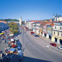 obrázek k Smetanovo náměstí - horní část, vlevo radniční věž, vpravo Piaristický kostel