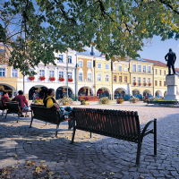 obrázek k Smetanovo náměstí - dolní část, pohled přes pomník Bedřicha Smetany