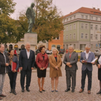 obrázek k Yoshinobu Kubota se nemohl předávání osobně zúčastnit, zástupci města mu poděkovali u sochy Bedřicha Smetany