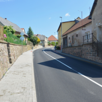 obrázek k Silnice na Zahájské má po roce prací nový povrch