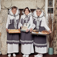 obrázek k 1. místo_nejkrásnější lázeňský kostým_2025_Renata Němcová, Radka Kubešová, Stáňa Vodehnalová